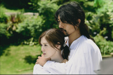 斎藤工＆白石麻衣、バックハグ“身長差”に視聴者「萌える」「キュン」の声…「漂着者」2話 画像