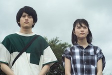 鈴鹿央士との2ショットも…志田彩良が様々な表情見せる『かそけきサンカヨウ』場面写真 画像