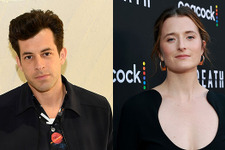 マーク・ロンソン、メリル・ストリープの娘で女優のグレイス・ガマーと結婚 画像
