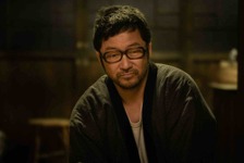 浅野忠信、水俣病の苦悩と娘への愛情を語る父親役を熱演『MINAMATA』本編映像 画像
