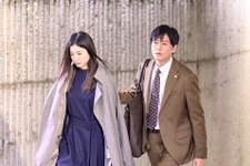 井浦新“加瀬”、パフェを頬張る姿に「大優勝」の声…梨央と優を抱きしめる“3人ハグ”にも感動「最愛」6話 画像