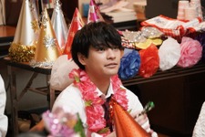 誕生会の柳楽優弥“黒木”に「鬼かわいい」の声、カチューシャハット姿の加藤シゲアキ“灰谷”も話題に…「二月の勝者」7話 画像