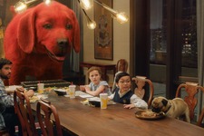 2人の絆でピンチを乗り越えられるか…？『でっかくなっちゃった赤い子犬 僕はクリフォード』吹替版予告編 画像