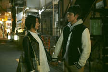 北村匠海＆黒島結菜の初々しすぎる手繋ぎデートシーン『明け方の若者たち』本編映像 画像