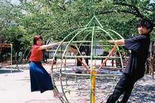 中島健人＆松本穂香が遊具で遊ぶ『桜のような僕の恋人』オフショット 画像