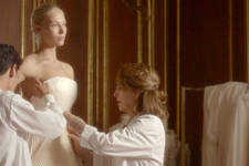 ディオール伝説の“プーランクドレス”至福のフィッティングシーン『オートクチュール』本編映像 画像
