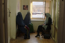3人のアフガン女性の試練映し出す『明日になれば～アフガニスタン、女たちの決断～』特報 画像