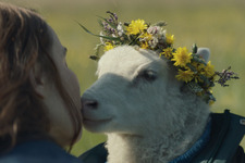 羊飼いの夫婦と“羊ではない何か”の日常捉える『LAMB／ラム』新場面写真 画像