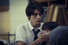 橋本環奈＆眞栄田郷敦ら、恐怖に慄く…『カラダ探し』場面写真 画像