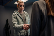 同じ顔の2人、生き残れるのは1人だけ…カレン・ギラン主演『デュアル』特報 画像