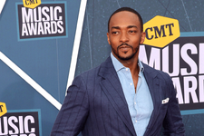 アンソニー・マッキー、ハリケーン被害を受けた故郷で屋根の修理を支援「リアル・キャプテン・アメリカ！」の声 画像