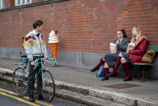 ゲイのエディ＆レズビアンのアンバーを描くアイルランド映画『恋人はアンバー』青春感あふれる場面写真 画像