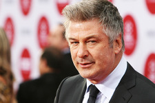 アレック・ボールドウィン、銃誤射事故で亡くなった撮影監督の遺族と和解 来年1月に『Rust』の撮影再開へ 画像