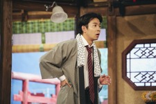 仲野太賀“哲郎”、鈴木浩介演じる元客と従業員たちとの輪に入れず…「完全に蚊帳の外で笑う」の声「ジャパニーズスタイル」第8話 画像