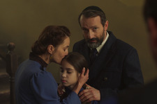 家族を襲う戦争の理不尽さ捉える『キャロル・オブ・ザ・ベル』シーン写真 画像