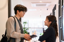 橋本環奈“綾華”、山田涼介“東郷”を優しく包むハグに「素敵すぎた」「とってもギュン」の声…「王様に捧ぐ薬指」第5話 画像