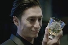 華やかに“香る”男、伊勢谷友介が新CMで「上質でクールな男」を演じきる！ 画像