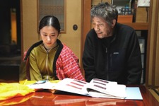 堀田真由＆小林薫“親子”の微笑ましいやり取り切り取る『バカ塗りの娘』本編映像 画像