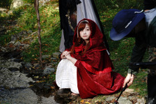 “赤ずきん”橋本環奈＆“王子様”岩田剛典の撮影裏公開『赤ずきん、旅の途中で死体と出会う。』 画像