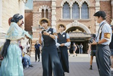 【ディズニー】こだわりの仮装を“ニューヨーク新聞サークル”メンバーが取材！TDS「レポーティング・フロム・ハロウィーンフェア」 画像