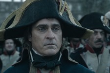 リドリー・スコット監督「撮影中に進化していく」ホアキン・フェニックスを絶賛『ナポレオン』特別映像 画像