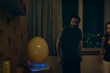 アプリで状態を管理？赤ちゃんを育てる卵型“ポッド”との生活『ポッド・ジェネレーション』本編映像 画像