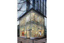 「コーチ」旗艦店、表参道の新デートスポット「オーク表参道」にオープン 画像