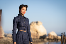 エイザ・ゴンザレス「歴史的に何が起こったのか」「興味を深めてほしい」『アンジェントルメン』インタビュー映像 画像