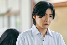 京本大我“教師”の背後に怪しい人影…？『見える子ちゃん』場面写真 画像