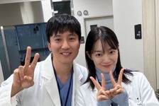 ぜひラブコメを…！『悪縁』特別出演のキム・ナムギル、恋人役のシン・ミナと“仲良しショット”【PHOTO】 画像