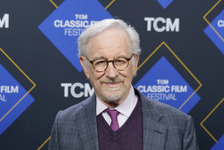 『ジョーズ』50周年記念 スピルバーグ監督が撮影当時をふり返り「これが私の最後の監督作かもと…」 画像