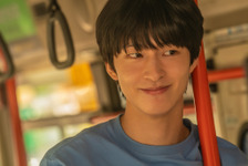 「弱いヒーロー」から変身　ホン・ギョン、ひと目ぼれする『君の声を聴かせて』場面写真 画像