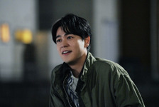 成田凌、堺雅人の“恋のライバル”に『平場の月』ノスタルジックなビジュアルも 画像