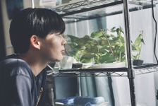 長尾謙杜“宮嶺”、恋心と疑惑に揺れる表情切り取る『恋に至る病』場面写真 画像