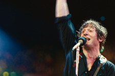 ジェレミー・アレン・ホワイトが名曲熱唱『スプリングスティーン 孤独のハイウェイ』場面写真 画像