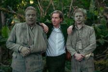 ベニチオ・デル・トロ＆マイケル・セラが泥だらけ！『ザ・ザ・コルダのフェニキア計画』オフショット公開 画像