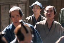 「怖くてたまりません」「体張りすぎ」…生田斗真“治済”のある行動に視聴者恐怖「べらぼう」32話 画像