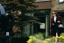 エマ・ストーン演じる“トップCEO”はエイリアン…!?『Bugonia』ランティモス節炸裂の予告編公開 画像