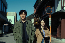 福山雅治＆有村架純、事件追う“叔父姪”バディほか怪しい登場人物捉える『ブラック・ショーマン』新場面写真 画像