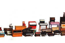 アンティークのトイピアノや小さな楽器のエキシビションが表参道で開催 画像