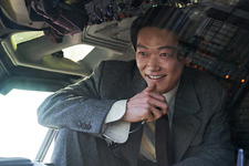 山田孝之＆椎名桔平＆笠松将ら、緊迫した状況に日本語も飛び交うNetflix『グッドニュース』予告編 画像