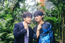 森崎ウィン＆藤原大祐が“動脈ピース”！ 向井康二＆逢見亮太のリラックスした表情も『（LOVE SONG）』仲良しオフショット 画像