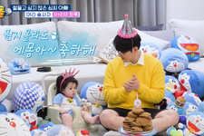 “ドラえもんオタク”俳優シム・ヒョンタク、愛息ハルちゃんと一緒に念願の誕生日パーティー！ 画像