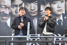 山田裕貴＆佐藤二朗、雨の新宿でサプライズ街頭演説「“『爆弾』観た？ヤバいよ！”自然と広まっていく気がして」 画像