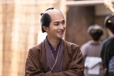 “蔦重”横浜流星の神々しさで時空が歪む？ くっきー！がキラキラ2ショット公開「べらぼう」 画像