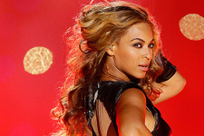 ビヨンセ・ノウルズ、ステージ上で髪が扇風機に絡まる 画像