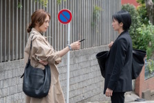 “咲” 柴咲コウと “奏”川口春奈がついに衝突！ スキャンダルが世に出るまでの“禁断の攻防戦”が描かれる ABEMAオリジナルドラマ「スキャンダルイブ」場面写真 画像