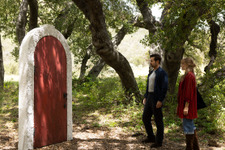 目の前に“人生をやり直したい日”に繋がるドアがあったら…『ビューティフル・ジャーニー ふたりの時空旅行』場面写真 画像