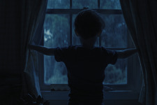 深夜2時17分、忽然と消えた…両腕を広げて走る子どもたち捉える『WEAPONS／ウェポンズ』場面写真 画像