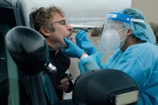 鼻グリグリ、アンチマスク…コロナ禍の小さな町に迫るカオスの予兆捉える『エディントンへようこそ』シーン写真解禁 画像